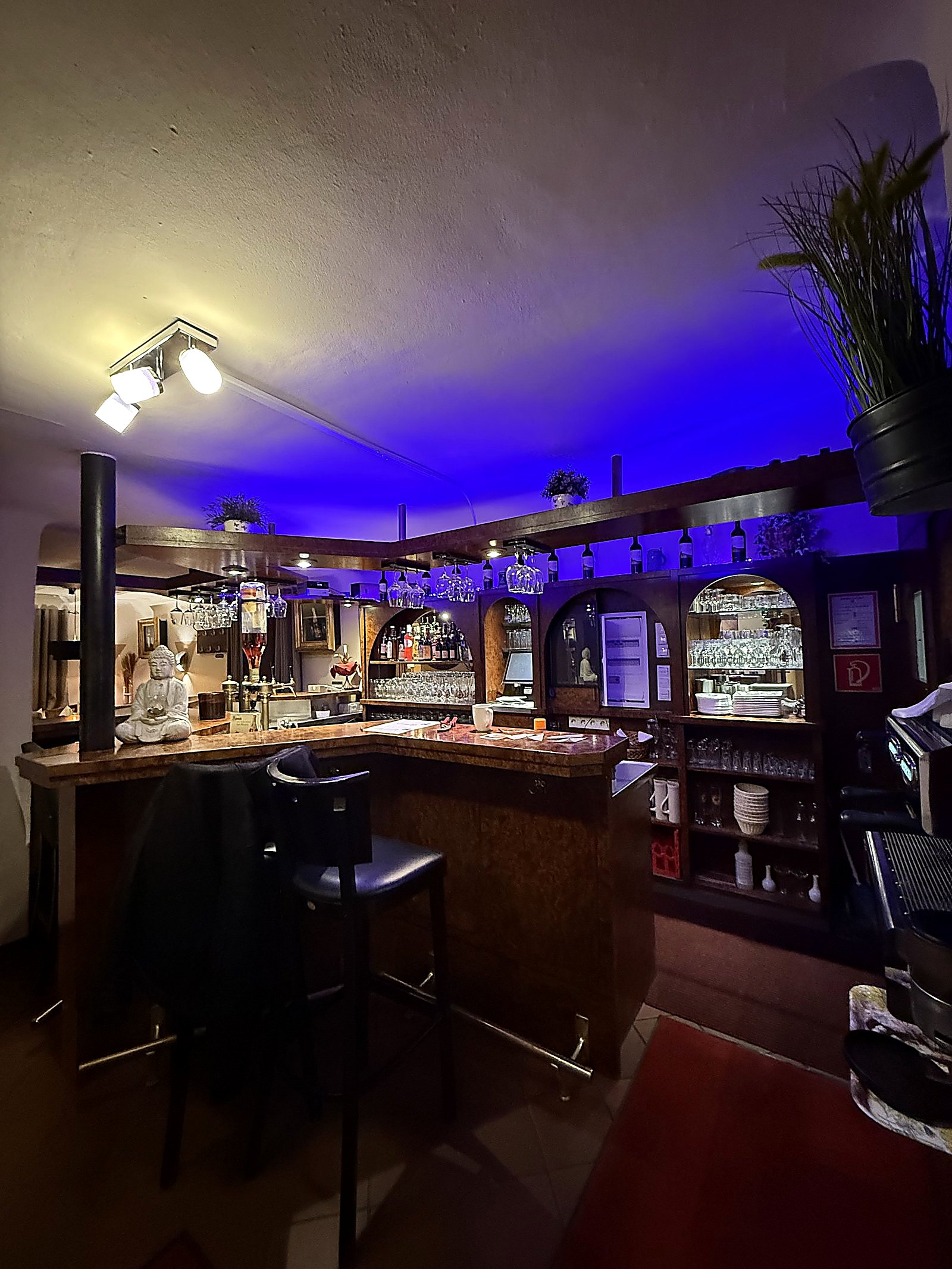 Bar mit warmem Licht
