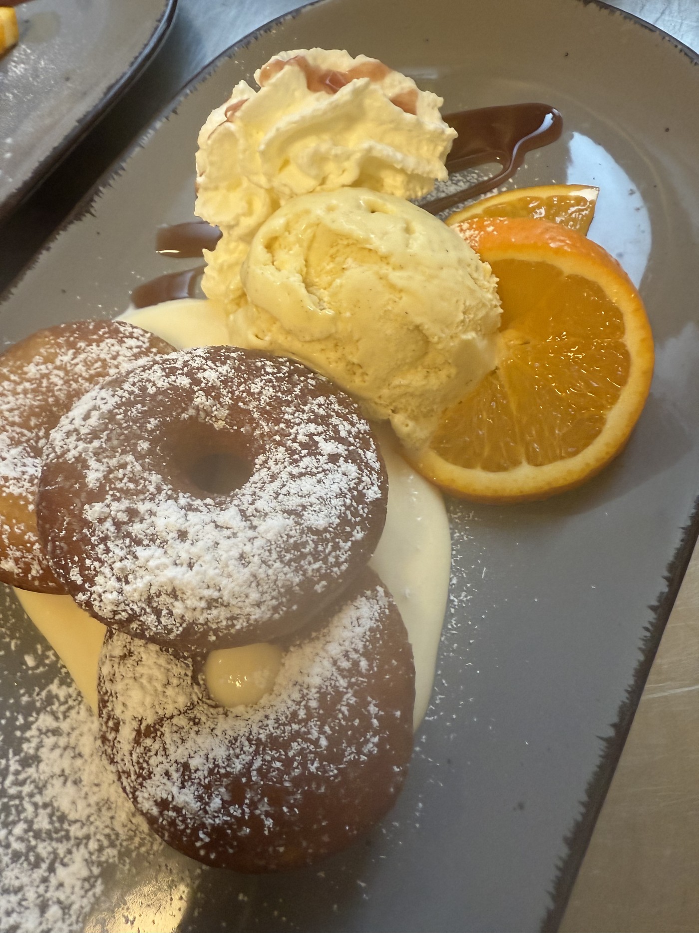 Apfelküchle mit Vanillesauce und Vanilleeis