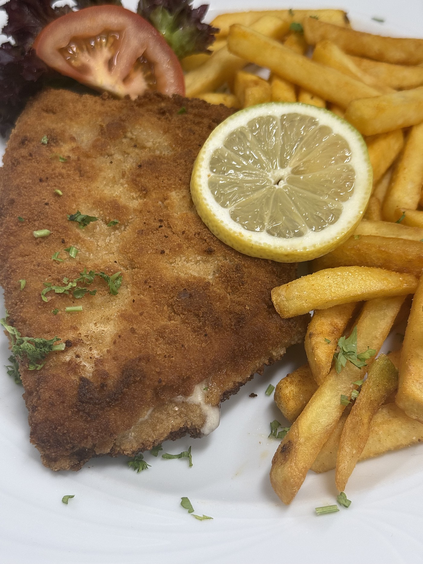 Cordon Bleu mit Pommes und Beilagensalat