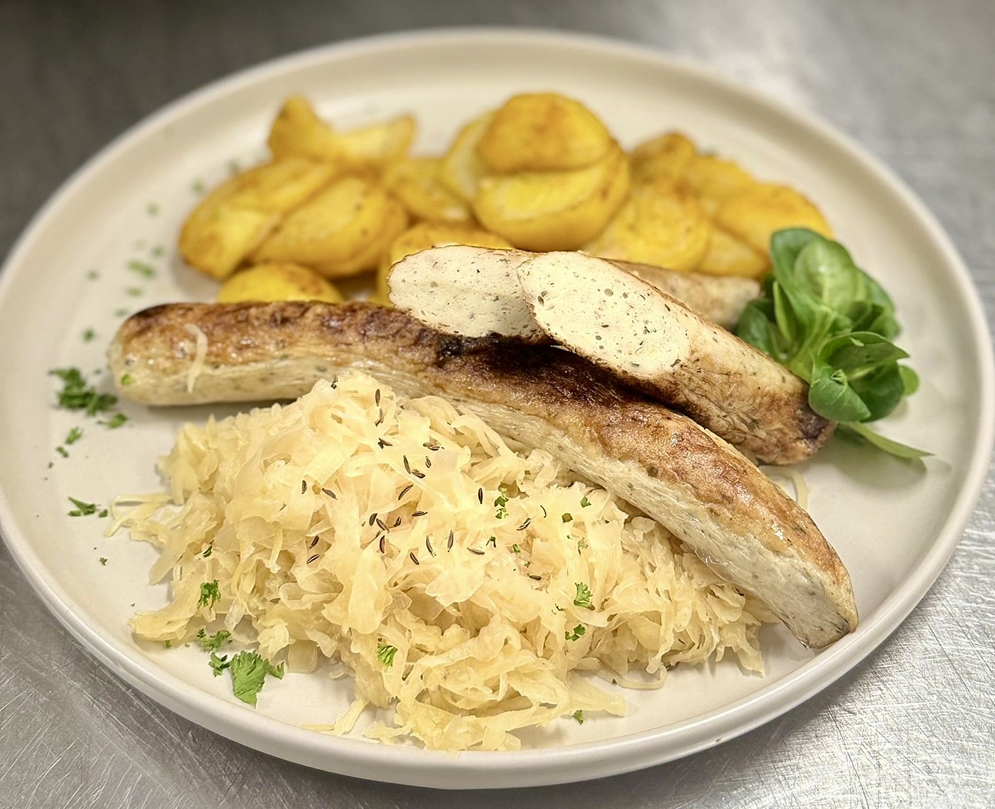 Vegane Jackfruit-Bratwürste mit Sauerkraut
