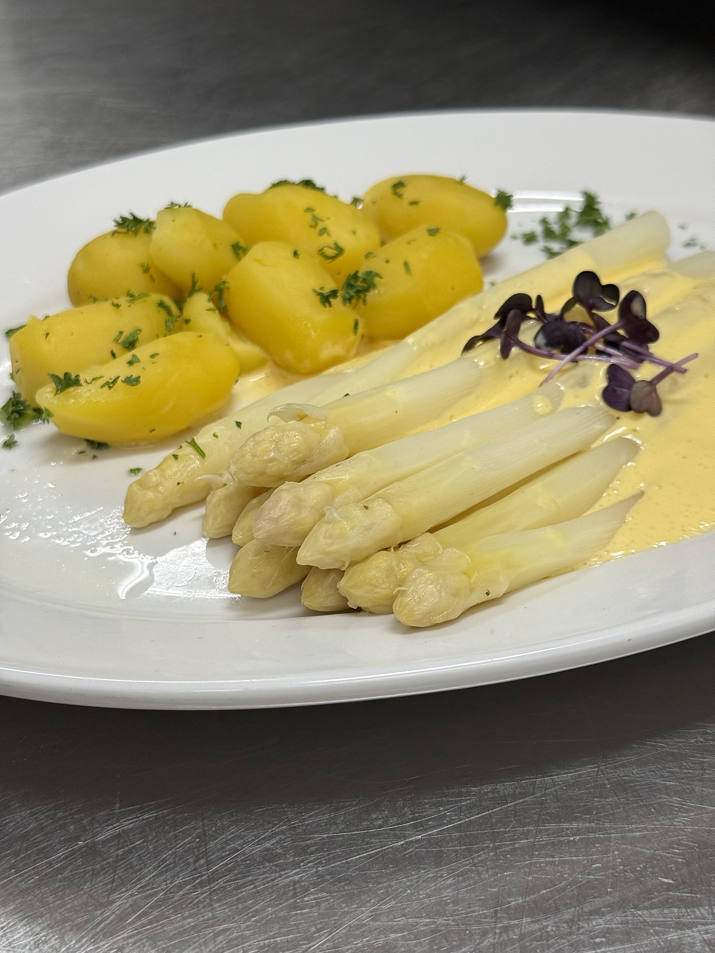 Frischer Spargel aus der Region mit neuen Kartoffeln