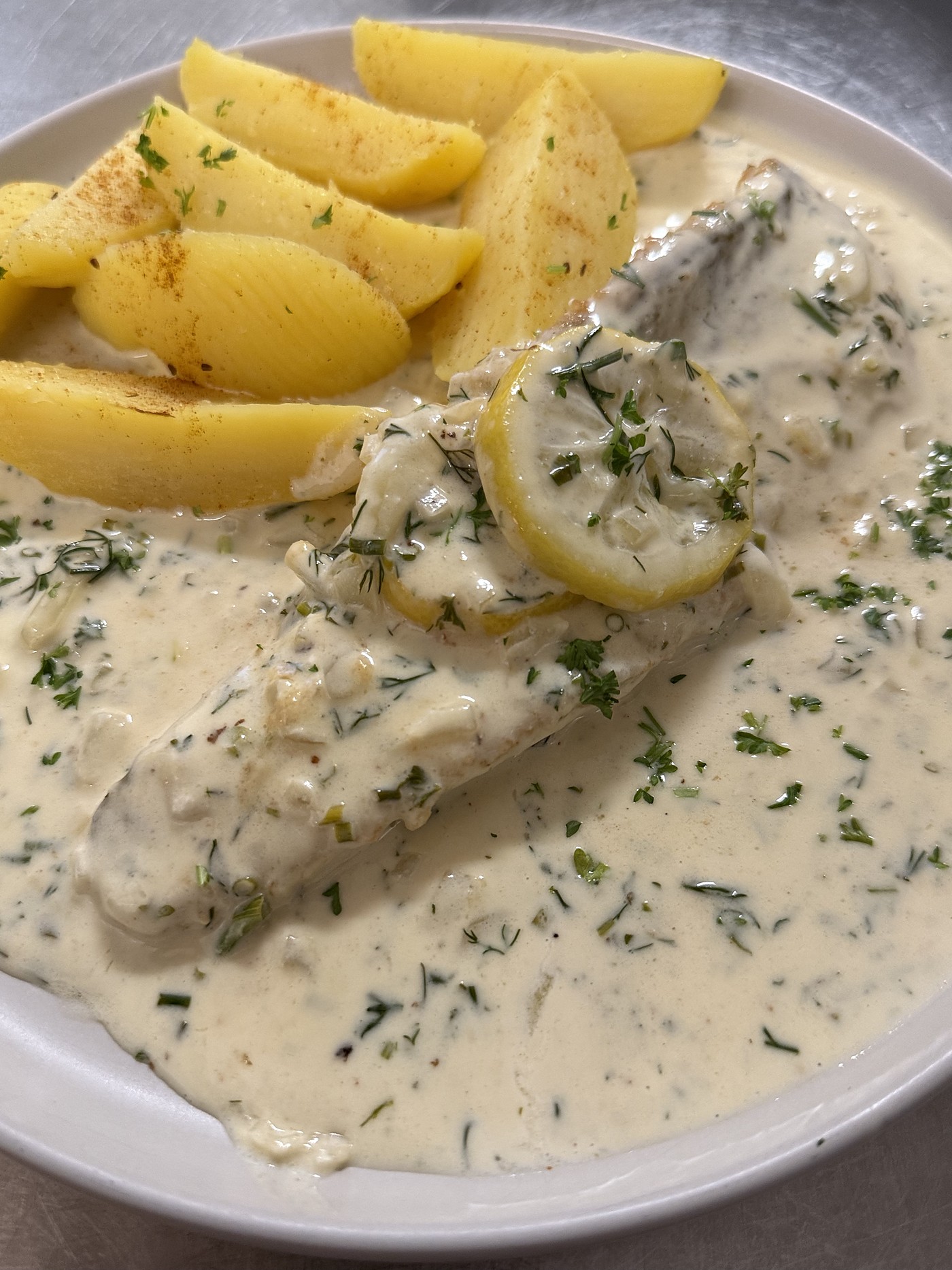 Zanderfilet auf der Haut gebraten in Weißweinsauce