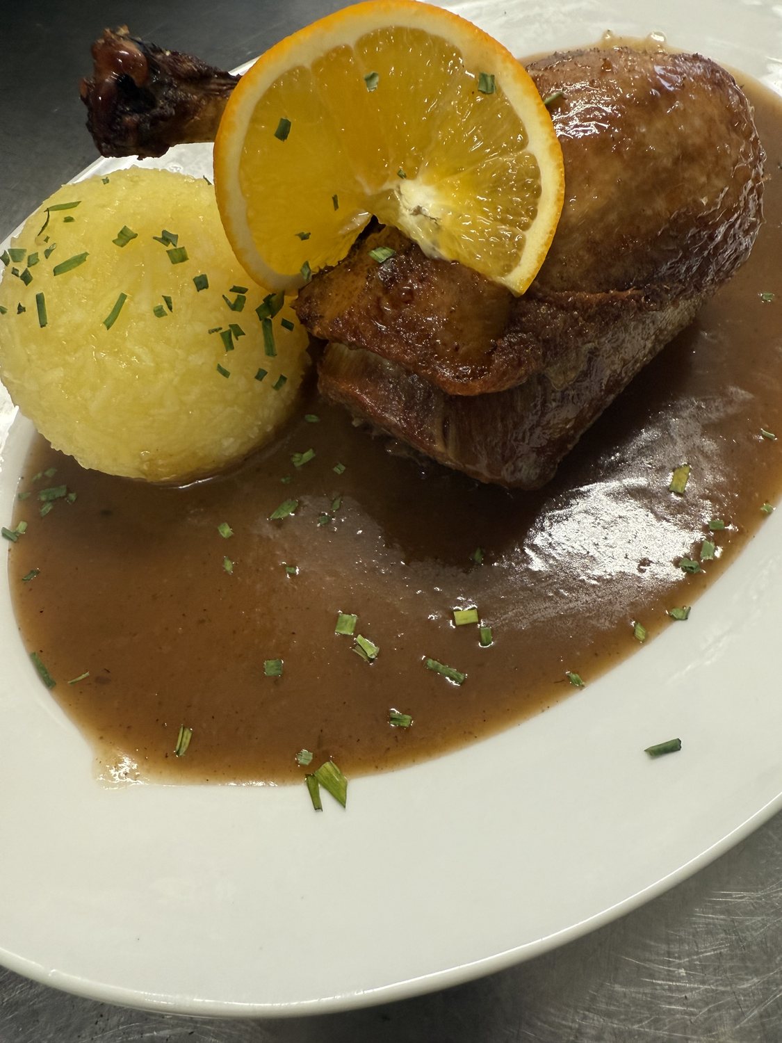Knuspriger fränkischer Entenbraten mit Kloß und Blaukraut