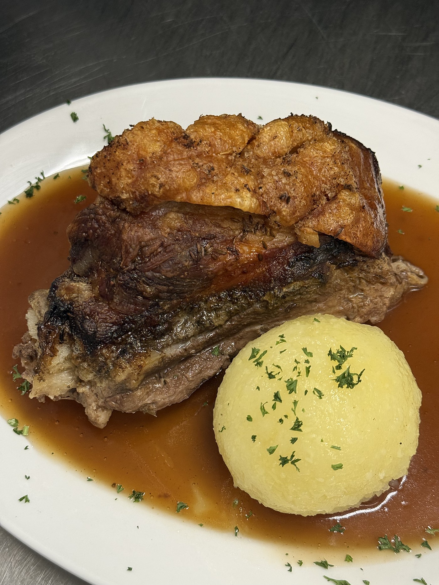 Ofenfrisches Schäufele mit Kloß und Rotkohl