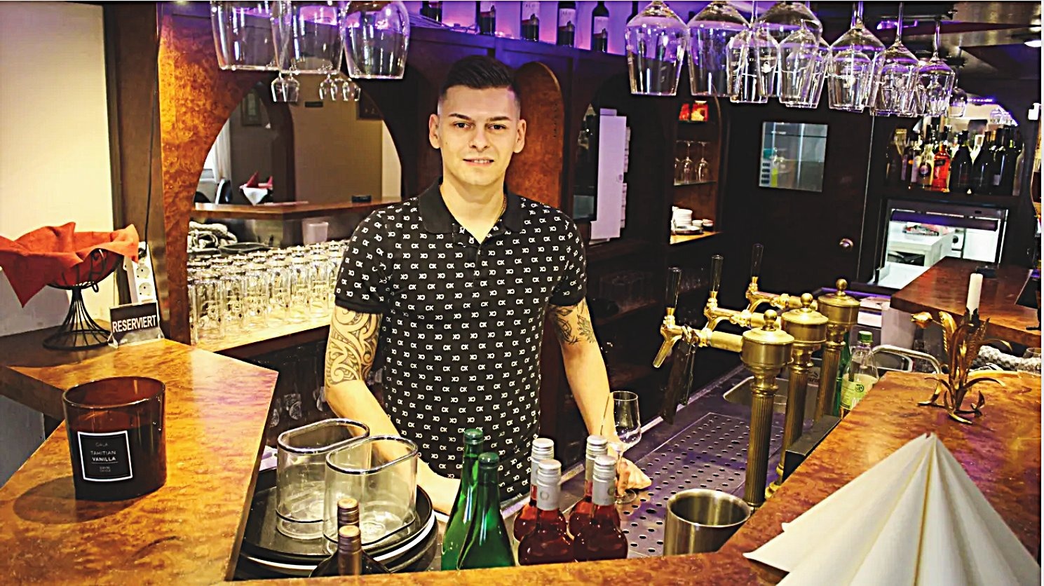 Der Inhaber des Goldenen Adler hinter der Bar