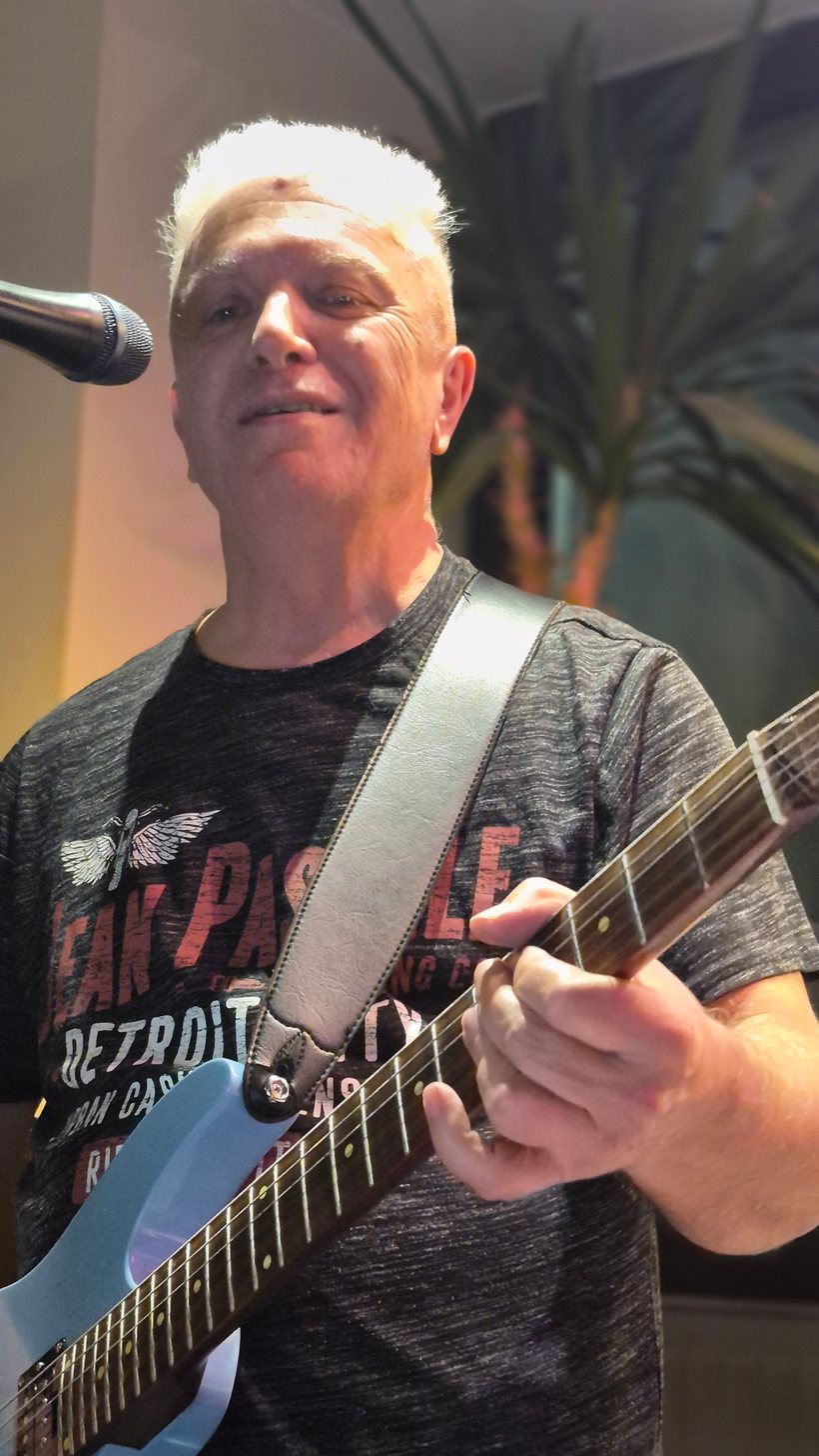 Gitarrist von Rock, Rock & Soul beim Auftritt