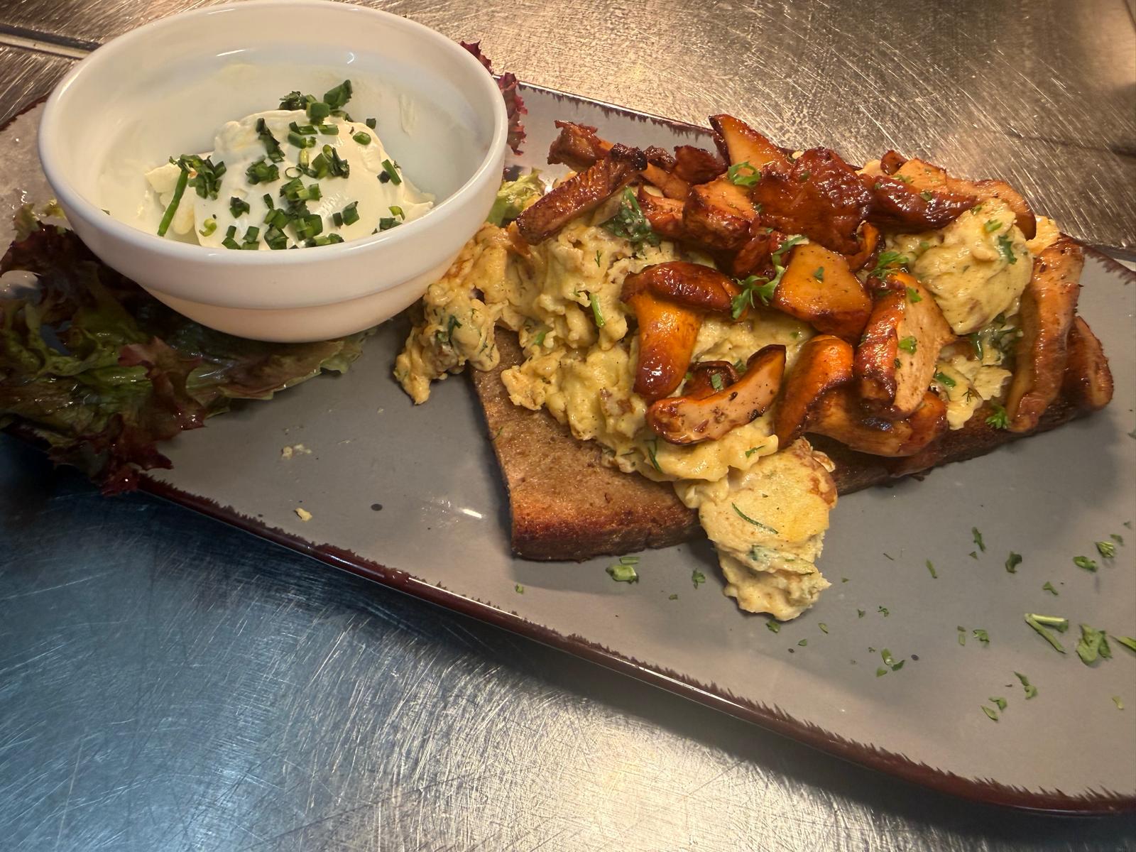 Rührei mit frischen Pfifferlingen auf geröstetem Bauernbrot